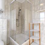 Freundlich gestaltetes Duschbad in der oberen Ferienwohnung