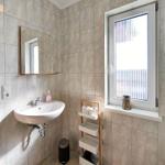 Sauberes Badezimmer mit Fenster und viel Licht in Loddin