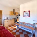 Lichtdurchfluteter Wohnraum mit Blick in die offene Küche im Obergeschoss