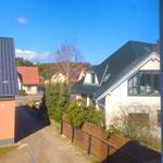 Blick aus dem Fenster auf die gepflegten Nachbarhäuser in Loddin