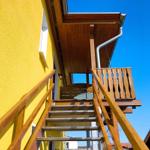 Separater Außenzugang zur Ferienwohnung über die Holztreppe