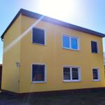 Gepflegte Fassade des gelben Ferienhauses Reimann in Loddin