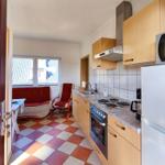 Praktische Küchenzeile mit allen Utensilien für Ihre Verpflegung