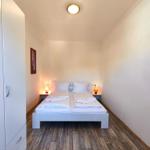 Helles Hauptschlafzimmer für eine erholsame Auszeit in Loddin