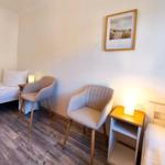 Separates Kinderzimmer mit zwei Einzelbetten unter dem Dach