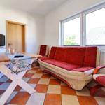 Gemütliches Wohnzimmer mit heller Couch in der Fewo Reimann 2 oben