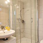 Badezimmer mit Dusche und Waschbecken