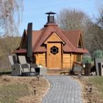 Große Kota für 10 Personen mit integriertem Holzkohlegrill