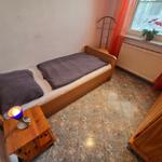Ruhiges Schlafzimmer mit Einzelbett – ideal für Kinder oder eine weitere Person.