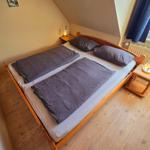 sep. Schlafzimmer mit Doppelbett