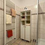 Badezimmer mit Handtuchhalter-Heizkörper...