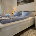 Schlafzimmer mit Bett, Nachttisch und Wandbild