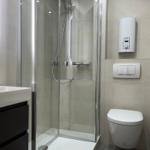 Badezimmer mit Dusche, Waschbecken und Toilette