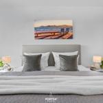 Schlafzimmer mit Bett, Nachttischen und Wandbild an der Wand.