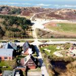 Haus mit Garten, Spielplatz und Blick auf die Dünen und den Strand.