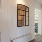 Hausflur mit Spiegel, Schlafzimmer und Wohnzimmer sichtbar