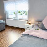 Viel Platz im großen Schlafzimmer