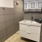 Waschbereich mit Eingang zur bodengleichen Dusche