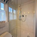 Badezimmer mit Dusche...