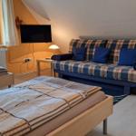 Galerie , 2 Betten mit Couch und TV und 2 Kleiderschränke