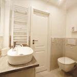 Bad mit Waschbecken, Toilette und Dusche