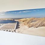 Panoramabild einer Holzbrücke durch Sanddünen zum Strand.