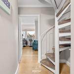 Höhenunterschied mit Treppe und Blick ins Wohnzimmer.