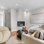 Wohnzimmer mit Sofa, Sessel und Kamin