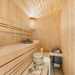 Sauna mit Holzbank, Eimer und Handtuch