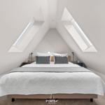 Schlafzimmer mit Dachfenstern und Bett mit grauen Kissen.