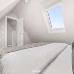 Schlafzimmer mit Dachfenster und Bett