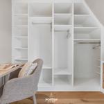 Schlafzimmer mit Kleiderschrank, Schreibtisch und Stuhl