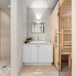 Badezimmer mit Dusche, Waschbecken und Sauna.
