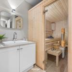 Bad mit Waschbecken und integrierter Sauna