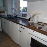 Küchenzeile mit Backofen, Kühlschrank und Spülmaschine