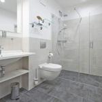 Badezimmer mit Dusche, Toilette und Waschbecken