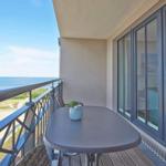Terrasse mit Tisch und Blick aufs Meer