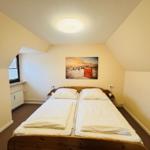 Schlafzimmer mit Doppelbett...
