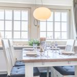 Esszimmer mit Tisch, Stühlen und Fenstern