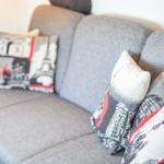 Graße Couch mit Kissen in London-Design