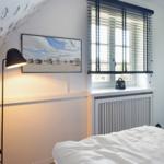 Schlafzimmer mit Dachschräge, Fenster und Bett