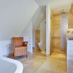 Badezimmer mit Badewanne, Dusche und Waschtisch