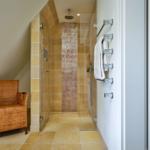 Dusche mit Glaswand, Handtuchhalter und Sitzgelegenheit