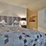 Schlafzimmer mit Bett, Nachttischen und Kleiderschrank