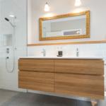 Badezimmer mit Dusche, Waschtisch und Spiegel