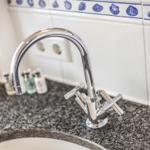 Waschbecken mit Chromarmatur und Marmor-Arbeitsplatte