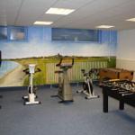 Fitnessraum mit Fahrrädern und Tischfußball