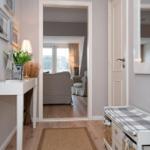 Flur mit Spiegel, Bänkchen und Blick in Wohnzimmer