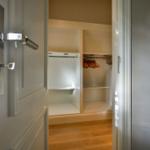 Schrank mit Holzregalen und Haken für Kleidung