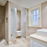 Bad mit Dusche, Toilette und Waschbecken